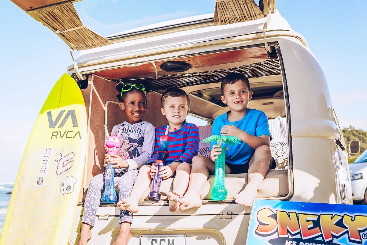 Kinder mit SNEKY Slush am Strand